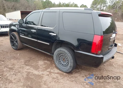 2010 Cadillac Escalade Premium z USA, uszkodzony, nr VIN 1GYUCCEF9AR246737